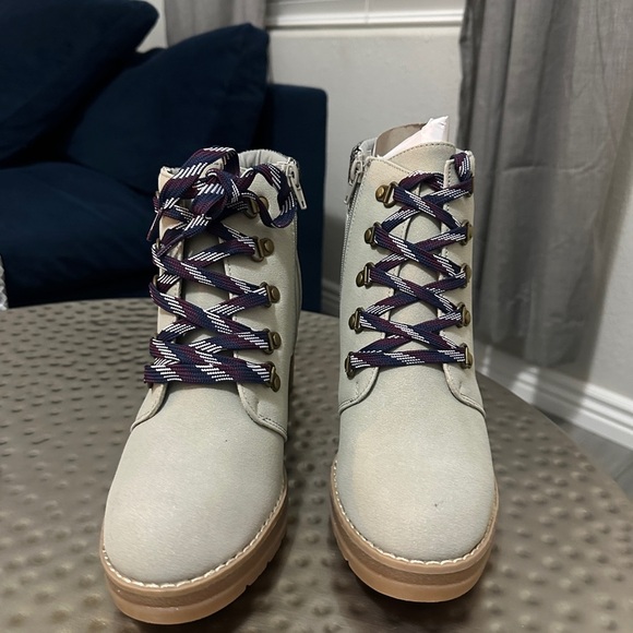 Brand new Maurice’s Claire Gray Knit Collar Lace Up Wedge-10 - Picture 3 of 7